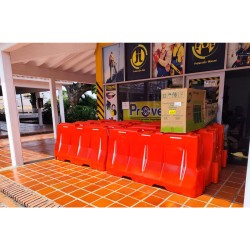 Barrera Vial o Maletin Plastico Largo 2.05mts Alto 1mt Ancho Base 49.5 cm PG 1G