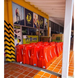 Barrera Vial o Maletin Plastico Largo 2.05mts Alto 1mt Ancho Base 49.5 cm PG 1G