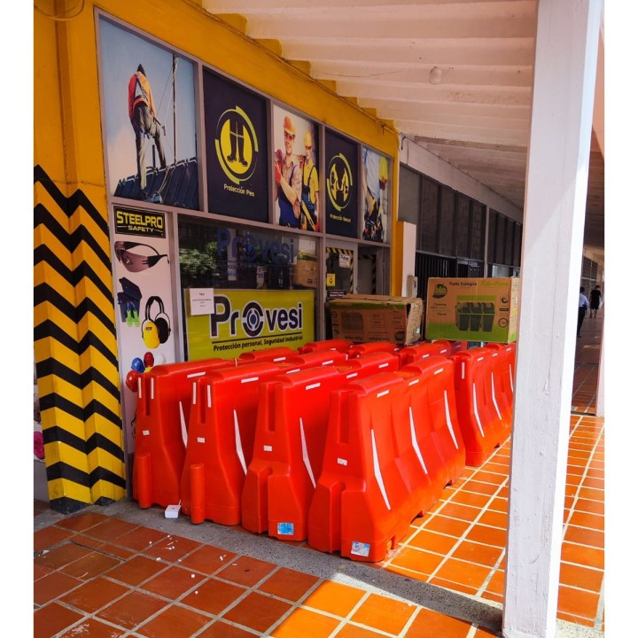 Barrera Vial o Maletin Plastico Largo 2.05mts Alto 1mt Ancho Base 49.5 cm PG 1G